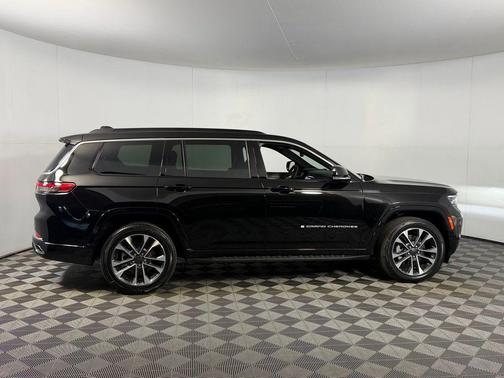 Diamond Black Crystal Pearlcoat 2025 Jeep Grand Cherokee L Overland
