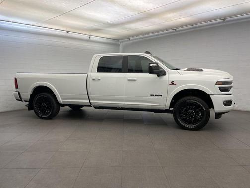 Bright White Clearcoat 2026 RAM 3500 Limited Crew Cab 4x4 8' Box