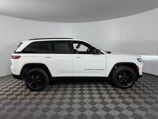 Bright White 2025 Jeep Grand Cherokee Altitude