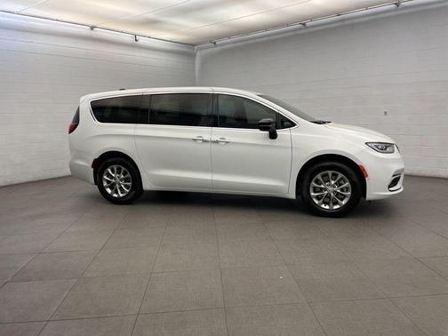 Bright White Clearcoat 2026 Chrysler Pacifica L