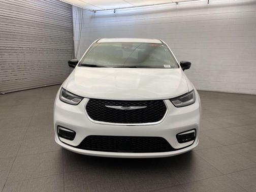 Bright White Clearcoat 2026 Chrysler Pacifica L