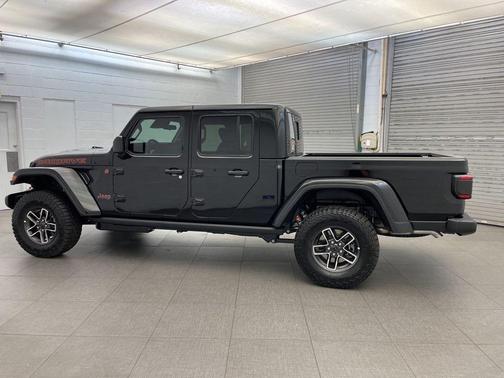 Black Clearcoat 2026 Jeep Gladiator Mojave 4x4
