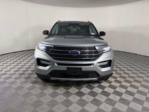 Iconic Silver Metallic 2024 Ford Explorer XLT