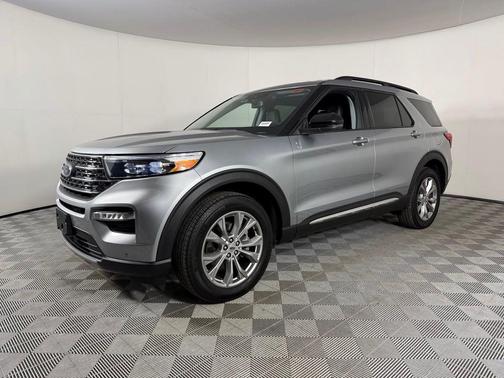 Iconic Silver Metallic 2024 Ford Explorer XLT