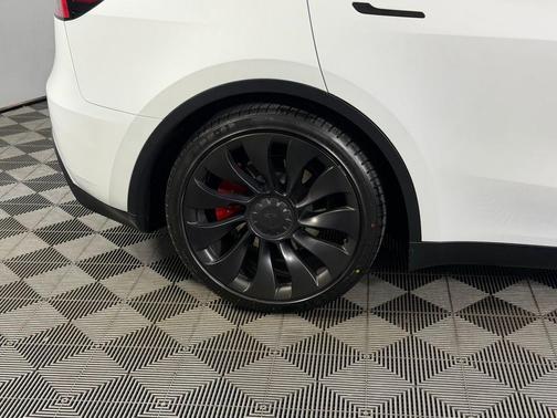 Pearl White Multi-Coat 2025 Tesla Model Y Performance Dual Motor All-Wheel Drive