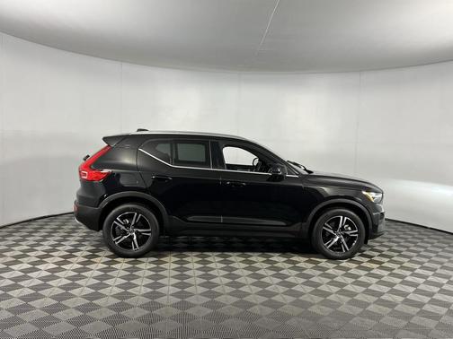 2025 Volvo XC40 B5 Core Bright Theme