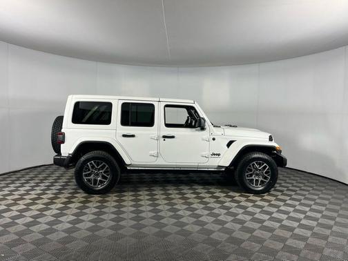 2025 Jeep Wrangler 4-Door Sahara 4x4