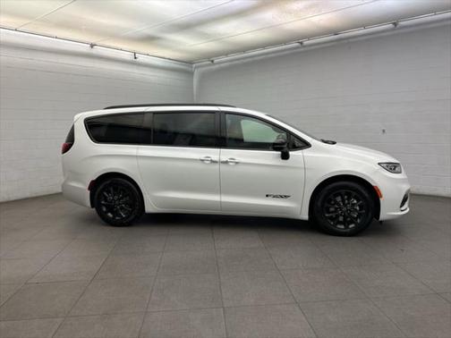 2025 Chrysler Pacifica L