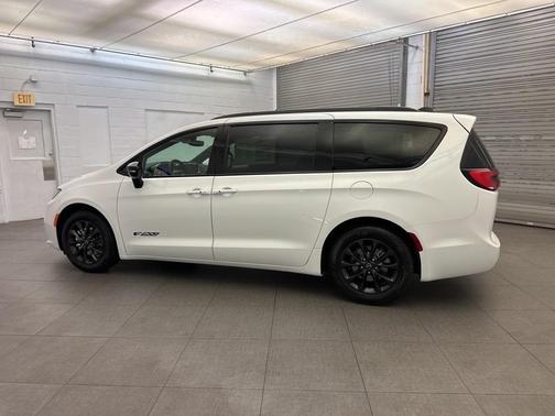 2025 Chrysler Pacifica L