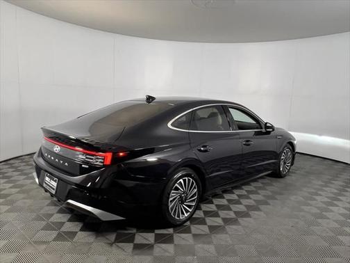 2024 Hyundai SONATA Hybrid SE