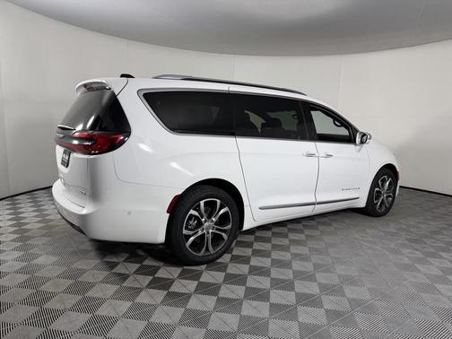 2024 Chrysler Pacifica L