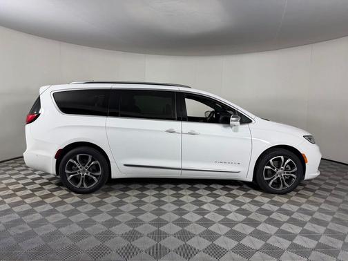 2024 Chrysler Pacifica L