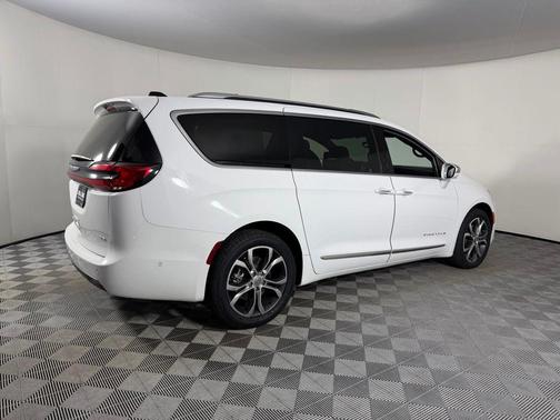 2024 Chrysler Pacifica L