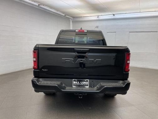 Diamond Black Crystal Pearlcoat 2026 RAM 1500 Express