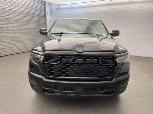 Diamond Black Crystal Pearlcoat 2026 RAM 1500 Express