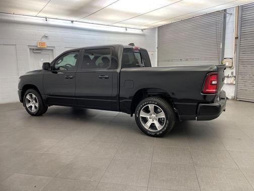 Diamond Black Crystal Pearlcoat 2026 RAM 1500 Express