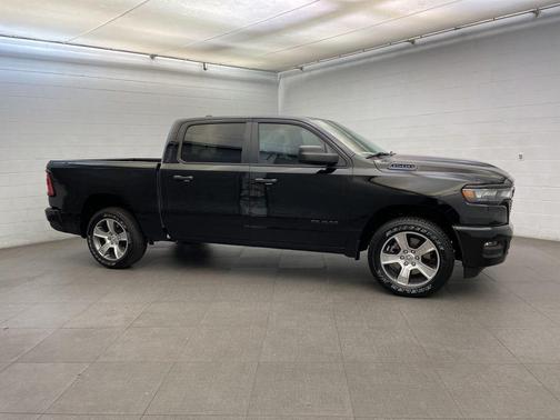 Diamond Black Crystal Pearlcoat 2026 RAM 1500 Express