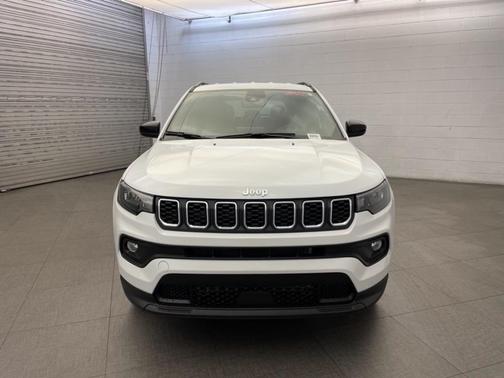 Bright White Clearcoat 2026 Jeep Compass Latitude