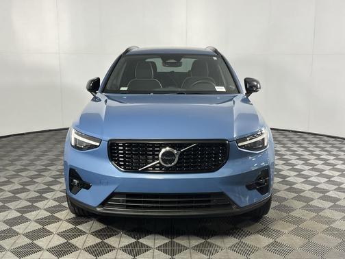 2023 Volvo XC40 B5 Ultimate Dark Theme