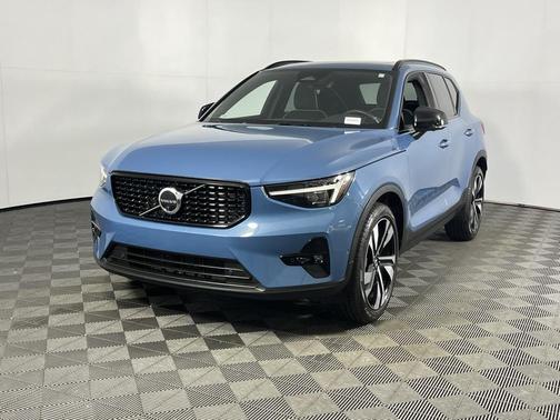 2023 Volvo XC40 B5 Ultimate Dark Theme