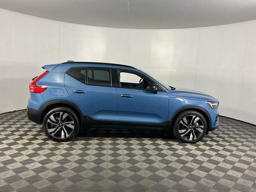 2023 Volvo XC40 B5 Ultimate Dark Theme