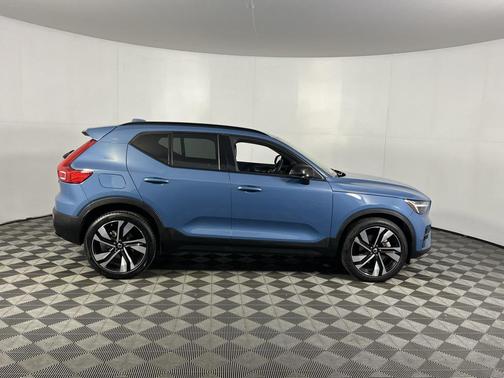 2023 Volvo XC40 B5 Ultimate Dark Theme