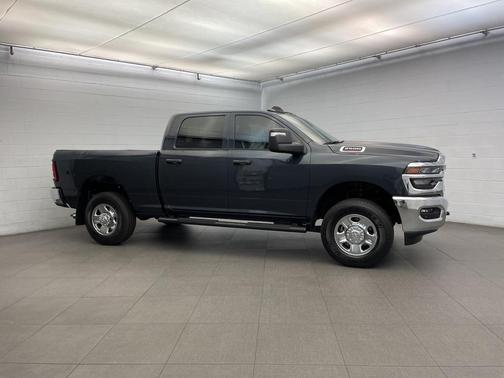 2025 RAM 2500 Tradesman Crew Cab 4x4 6'4' Box