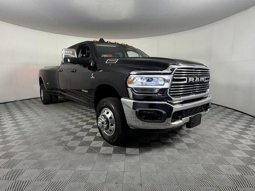 Diamond Black Crystal Pearlcoat 2024 RAM 3500 Laramie Crew Cab 4x4 8' Box