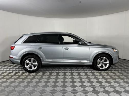 2024 Audi Q7 45 Premium Plus