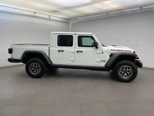 Bright White Clearcoat 2026 Jeep Gladiator Rubicon