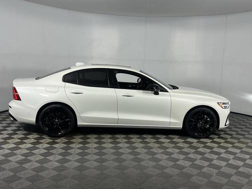 2024 Volvo S60 Recharge Plug-In Hybrid T8 Ultimate Black Edition