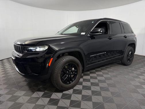 Diamond Black Crystal Pearlcoat 2025 Jeep Grand Cherokee Laredo