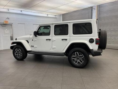 2025 Jeep Wrangler 4-Door Sahara 4x4