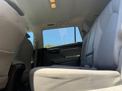 Magnetic Gray Metallic 2022 Toyota Highlander LE