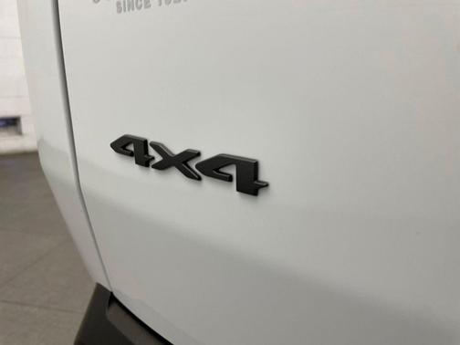 Bright White Clearcoat 2026 Jeep Cherokee Laredo