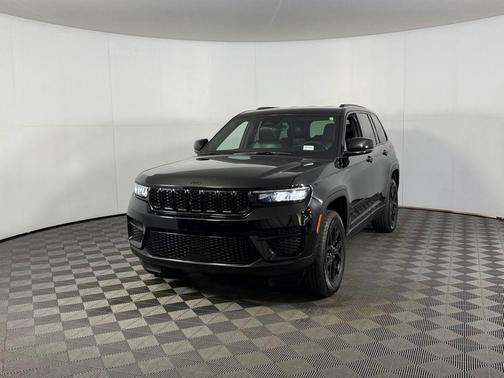 Diamond Black Crystal Pearlcoat 2025 Jeep Grand Cherokee Altitude