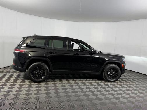 Diamond Black Crystal Pearlcoat 2025 Jeep Grand Cherokee Altitude