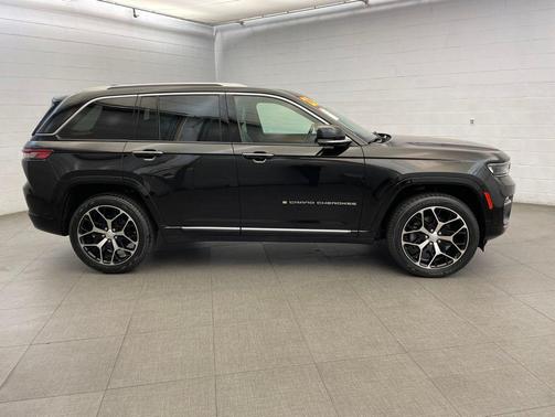 Diamond Black Crystal Pearlcoat 2022 Jeep Grand Cherokee Summit