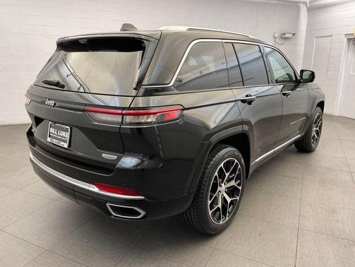 Diamond Black Crystal Pearlcoat 2022 Jeep Grand Cherokee Summit