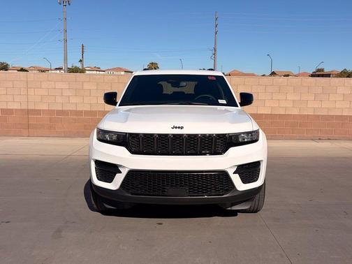 Bright White Clearcoat 2023 Jeep Grand Cherokee Altitude