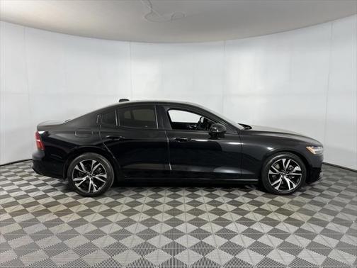 2024 Volvo S60 B5 Plus Dark Theme
