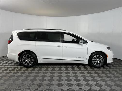 2024 Chrysler Pacifica L
