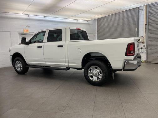 2026 RAM 2500 Tradesman Crew Cab 4x4 6'4' Box