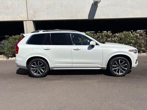 Crystal White 2018 Volvo XC90 T6 Momentum