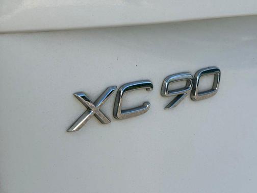 Crystal White 2018 Volvo XC90 T6 Momentum