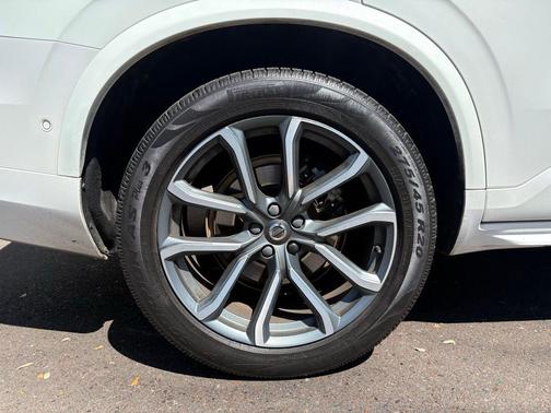 Crystal White 2018 Volvo XC90 T6 Momentum