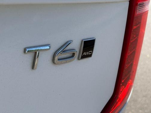 Crystal White 2018 Volvo XC90 T6 Momentum