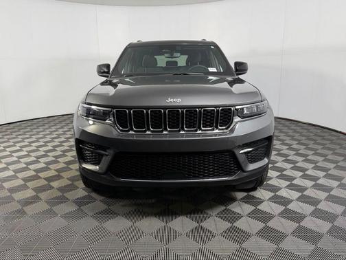 Baltic Gray Metallic Clearcoat 2024 Jeep Grand Cherokee Laredo