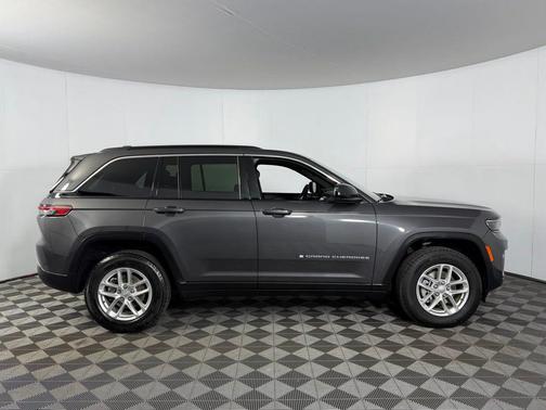 Baltic Gray Metallic Clearcoat 2024 Jeep Grand Cherokee Laredo