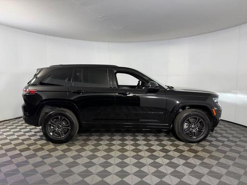 Diamond Black Crystal Pearlcoat 2025 Jeep Grand Cherokee 4xe Anniversary Edition